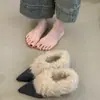 Zapatos peludos de moda estilo europeo para mujer, diseño retro de nicho 2025 invierno, punta fina, tacón grueso, planos forrados de felpa