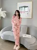 Novedad Otoño e Invierno 2026 Conjunto de Pijama de Terciopelo Coral Fresa Dos Piezas para Usar Afuera Ropa de Casa Linda de Cereza para Mujeres
