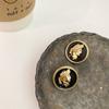 Aretes con Diseño de Retrato, Tachuelas con Borde Dorado, Femeninos y Elegantes, Pequeños y Sofisticados, Aretes Estilo Vintage de Hong Kong, Mayoreo