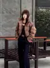Chaqueta corta acolchada de invierno nueva estilo coreano para mujeres petite, abrigo moderno con cuello alto, chaqueta corta de algodón gruesa 2026 para mujeres