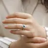Anillo de esmeralda de nuevo estilo transfronterizo plata S925 incrustado color brillante tesoro anillo abierto para dedo retro europeo y americano lujo ligero
