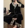 Nuevo pijama de leopardo y terciopelo dorado para mujer, estilo socialité de lujo ligero para otoño e invierno, conjunto de ropa de casa engrosada de alta gama, se puede usar en el exterior