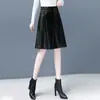 Falda de cuero de otoño nueva a media pierna hecha a medida, falda de cuero pequeña casual moderna y a la moda, falda de línea A de cintura alta adelgazante de longitud media