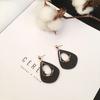 Aretes de madera estilo Hong Kong vintage aretes de personalidad huecos aretes de madera largos simples Joker aretes para mujer al por mayor
