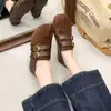 Sapatos Femininos Retro de Camurça com Fivela Dupla Nova Primavera/Outono 2026 Solado Macio Antiderrapante Fundo Plano Casuais Versáteis Confortáveis Sapatos de Moda
