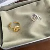 Anillo de Manualidad con Dibujo de Margarita de Nicho con Sentido de Diseño para Mujer Lujo Ligero Moda Simple Sentido de Gama Alta Abierto Ajustable Joyería
