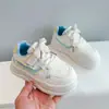 Zapatos transpirables de piel para niña, nuevo modelo de otoño 2026, zapatillas infantiles, zapatos deportivos casuales, zapatos blancos para niña de suela suave