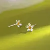 Brincos de Flor de Prata Pura S999 para Mulheres, Design Simples e Único, Pequenos Brincos de Margarida, Adequados para Dormir Sem Retirá-los