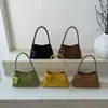 La Popular Bolsa Retro Frosted para Axila de Mujer de Este Año Otoño Temprano 2025 Versátil Simple para el Trabajo Viajero Bolso de Hombro
