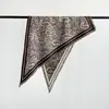 Bufanda triangular de cachemira sintética con flecos, diseño floral vintage francés, doble cara, adecuada para combinar con abrigos de otoño e invierno