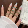 Anillo retro floral en tono café dorado, una pieza lujosa y única con un aire de alta gama, diseñado para apilar, con un borde de encaje, y perfecto para el dedo índice, ofreciendo un estilo moderno e individual