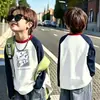 Camiseta base de manga larga para niño, nuevo estilo primavera y otoño 2026, versátil camiseta de top con bloques de color elegante para niños mayores