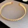 Gargantilha chocker de metal com cruz circular popular transfronteiriça europeia e americana, moderna e versátil, colar único com um design de nicho para mulheres
