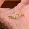 Anel Vintage Estilo Francês Princesa Diamante Levemente Luxuoso para Mulheres, Anel Quadrado Versátil Retro Escovado Gravado de Alta Qualidade