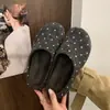 Mules fechadas estilo Birkenstock com solado grosso e estampa de bolinhas para mulheres, coleção outono 2026, design slip-on, versáteis e confortáveis para uso ao ar livre