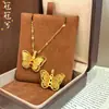 Colar com Pingente de Borboleta Estilo Chinês Novo em Cobre Banhado a Ouro, Mesmo Modelo das Lojas de Ouro, Pingente de Corrente para Suéter Borboleta Dupla Camada Escovada Microincrustada