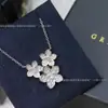 Colar Dueto Série Flor de Fu Flor Borboleta Versão Alta Ouro V Corrente de Clavícula Três Flores Cheia de Diamantes