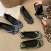Sapatos femininos de bico redondo, sola reta, com aumento de altura, corte baixo, verão 2026, novo estilo francês vintage, adequados para saias, sapatos Mary Jane de sola macia