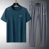 Roupas Masculinas 2025 Novo Conjunto Casual Esportivo de Seda Gelada Masculino Verão Respirável Fino Manga Curta Camiseta/Calça Longa Conjunto de Duas Peças