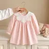 Vestido Feminino Estilo Coreano Retrô com Gola Boneca para Primavera e Outono, Vestido Soltinho de Manga Longa para Crianças Pequenas, Roupa Infantil Doce Versátil