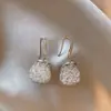 Aretes Huecos Redondos de Circonia para Mujer 2026 Nuevo Estilo Más Vendido Ganchos para Oreja Lujo Ligero Sensación de Gama Alta Joyería para Orejas Joyería para Orejas Súper Bonita