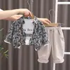 Otoño 2025 Nuevo Estilo Camisetas Infantiles para Niños con Estampado Completo de Flores Pequeñas Conjunto de Tres Piezas de Manga Larga para Niños Traje Elegante de Manga Larga
