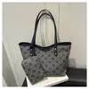 Bolsa Tote com Textura Retrô, Simples e Versátil, Bolsa Fashion para Sogra, Bolsa de Mão Feminina Estampada de Luxo Leve e de Alta Qualidade para o Dia a Dia