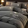 Conjunto de Roupa de Cama de Veludo de Leite Quatro Peças Inverno Veludo Coral Espessado Folha de Cama Outono e Inverno Capa de Edredom Saia de Cama Conjunto de Três Peças Roupa de Cama