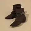 Botas femininas de tornozelo bico fino estilo retrô com aumento interno, novo estilo outono/inverno, cano curto, fivela de cinto, botas da moda com sola plana