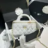 Bolso tipo caja de piel de oveja con etiqueta dorada clásica, bolso versátil y de moda para hombro/cruzado, bolso de mano para mujeres maduras