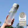 Botella de Agua Deportiva al por Mayor para Exteriores de Gran Capacidad Taza de Plástico Mate Taza de Plástico Transparente Portátil con Correa y Colador de Té