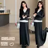 Conjunto de maternidad de dos piezas con capucha minimalista para Otoño/Invierno 2026, con una elegante falda midi de corte amplio