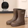 Botas de chuva versáteis para mulheres, modelo 2026, adequadas para uso ao ar livre, com solas antiderrapantes, forro de fleece e características impermeáveis; ideal para uso na cozinha como galochas ou botas de água