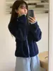 O tamanho foi atualizado. Esta é uma blusa de moletom fofa e de estilo fresco com uma gravata borboleta pequena, uma gola alta e uma textura suave, quente e macia