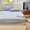 Juego de tres piezas de gorro de cama de terciopelo de leche engrosado Cubierta protectora de cerramiento completo de 360 grados Simmons cubierta de colchoneta marrón venta al por mayor generación