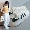 Zapatillas infantiles con puntera de concha 2026 otoño e invierno nuevas versátiles ligeras de suela blanda zapatos casuales para niños y zapatillas deportivas de moda para niñas