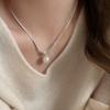 Collar con colgante de perla gris brillante, nuevo 2024, cadena de clavícula explosiva de primavera y verano, accesorios de alta gama para mujer.