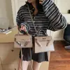 Bolsa Kelly Minimalista de Nicho para Mulheres Verão 2025 Nova Bolsa Quadrada Pequena com Padrão de Crocodilo Bolsa de Mão Fashion Bolsa de Ombro Transversal