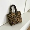 Bolso pequeño retro con estampado de leopardo, simple y elegante, perfecto para llevar lo esencial, tu lonchera y como bolso de mano para oficinistas.