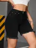 Transfronteiriça, shorts pretos de 5 pontas, estilo barra desfiada, com múltiplos detalhes de botões