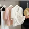 Blusa de chiffon com manga curta, decote em V e renda emendada, design exclusivo para mulheres, novo estilo francês de verão, top moderno e modelador.