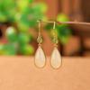 Pendientes Yilu de plata de ley S925 chapados en oro con jade hetiano, estilo étnico vintage, gota de agua, palabra Xi, elegante gancho para la oreja de plata