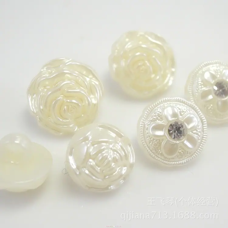 白色塑料花