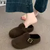 Mules femininas de lã estilo Birkenstock, com sola grossa, design de bico fechado, adequadas para uso externo, com forro de fleece para calor e conforto adicionais.