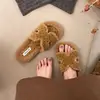 Chinelos Femininos Retro de Bolinhas Novidades Outono/Inverno 2026 Acolchoados de Pelúcia Bico Fechado para Relaxamento em Casa Chinelos Confortáveis e Preguiçosos para Mulheres