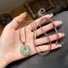 Pendente da Paz em Jade Aventurina Natural Pingente de Arenito Verde Novo Estilo Chinês Jade Hetian Verde Claro Ornamento de Colar Alternativo