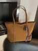 Bolso Retro de Aspecto Elegante para Mujer 2025 Invierno Nuevo de Moda Bolso de Hombro de Gran Capacidad Bolso Tote Versátil y Moderno para Viajar
