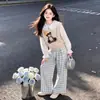 Roupa moderna para primavera e outono para meninas: um colete de urso de desenho animado fofo, uma camisa com gola de boneca e calças casuais xadrez de perna larga