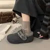 Populares zapatos estilo Birkenstock redondos y retro con forro de felpa gris, mocasines planos cálidos de invierno 2026, zapatos de algodón sin cordones para mujer