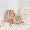 Bolso pequeño popular de este año para mujer, nuevo bolso de mensajero de hombro con cadena de color sólido que combina con todo, textura de bolso de cubo coreano 2024
